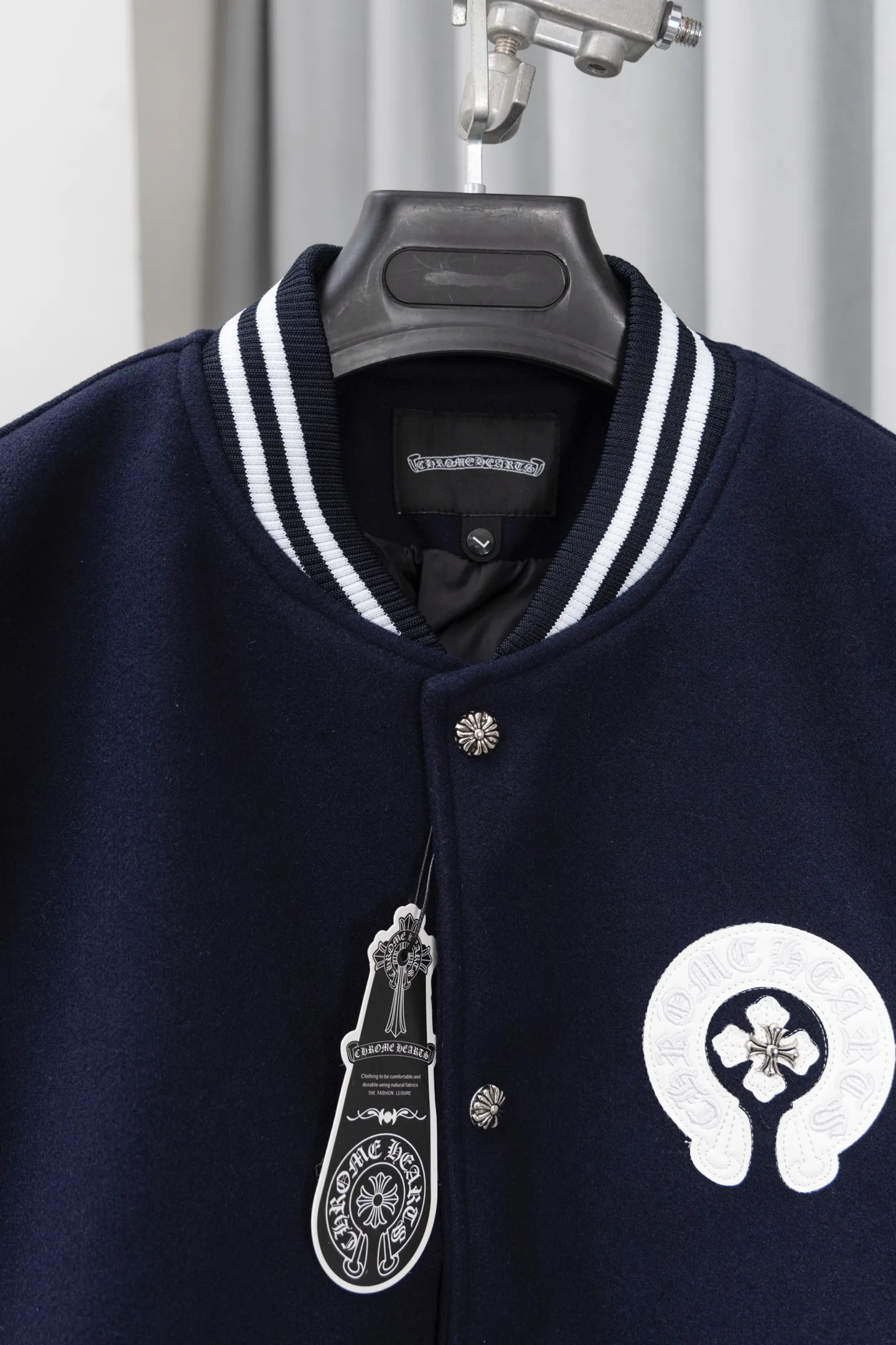 P370 Model No.: S015 Chromehearts/Cro Hearts Cross Embroidered Letters Leather Sleeves Spliced ​​Baseball Jacket Channel Boutique The most popular baseball jacket among fashionable men and fashionable women. There are versions at all levels in the market (you must compare the details). The most powerful quality control has been producing and researching baseball uniforms for 7 years. The details are exquisite. With it, you are the most beautiful boy in the world. The paint-coated full-face four-button buckle (button with LOGO), the average weight of the fabric is nearly 900 grams, and it is made of wool + eyeliner blended, custom-woven and dyed wool with high color fastness. The lining is made of silky and delicate cupro fiber! The texture is thick, the color is more uniform and beautiful, and the sharp edges and corners are full of three-dimensionality, showing laziness, casualness, and youthful vitality! Color: Black Navy Size: S-XL